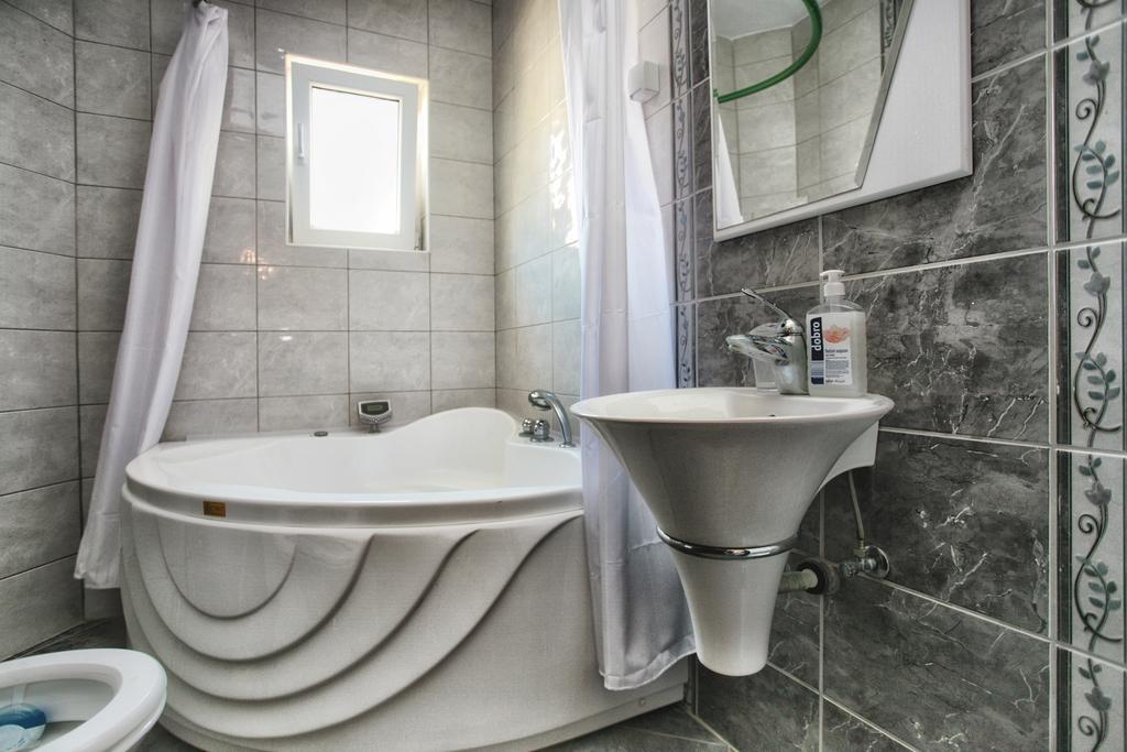 Apartments Villa Happy Mrcevac Exteriör bild