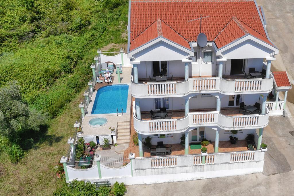 Apartments Villa Happy Mrcevac Exteriör bild