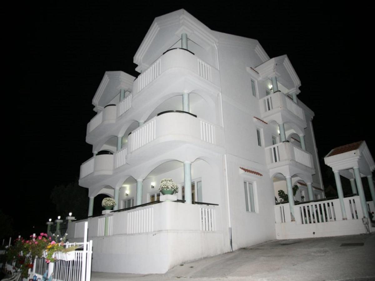 Apartments Villa Happy Mrcevac Exteriör bild